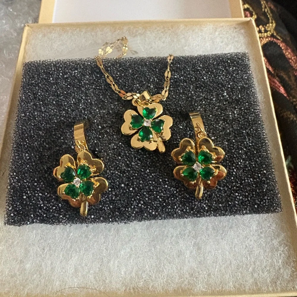 Gold Green Clover Pendant Necklace Earrings Set NIB - Picture 1 of 4
